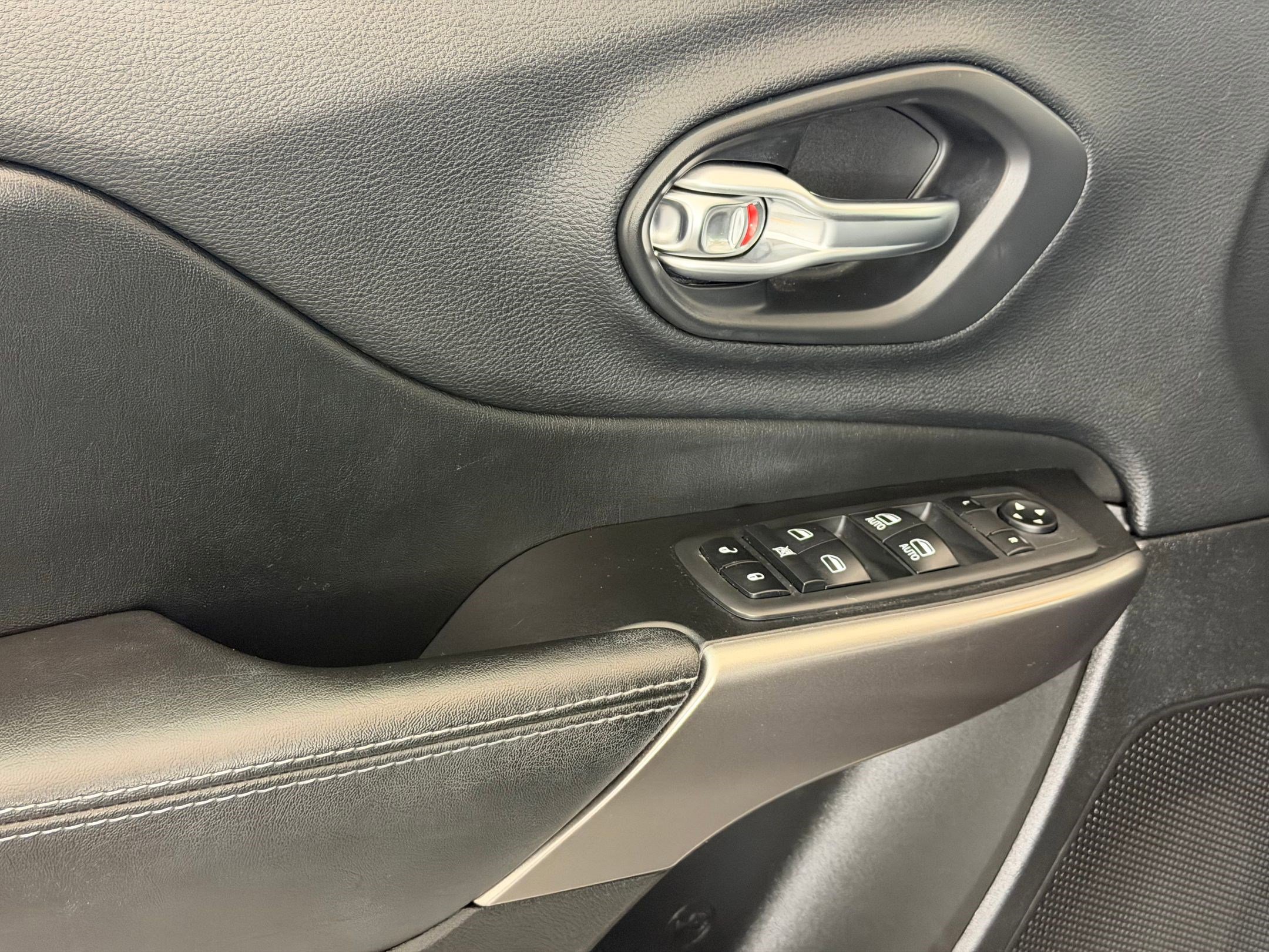 Used 2020 Jeep Cherokee Latitude Plus w/ Comfort/Convenience Group image 14