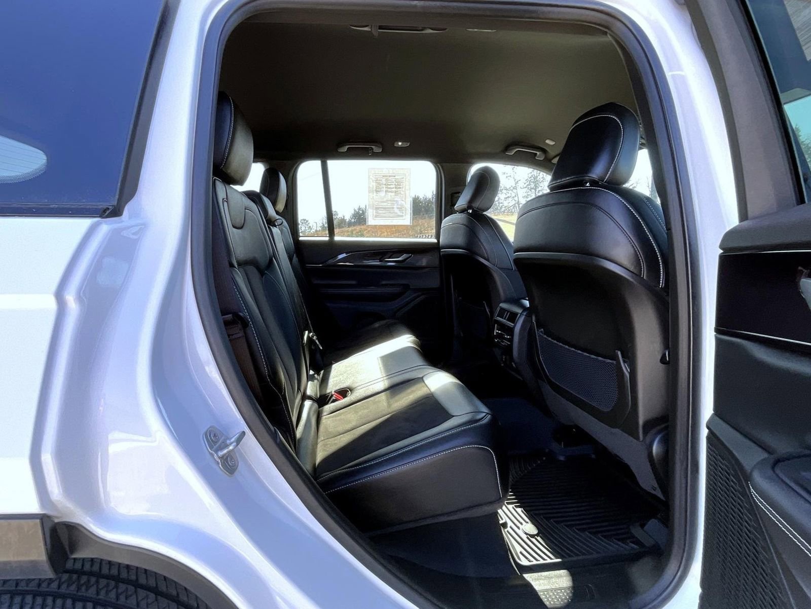 Used 2023 Jeep Grand Cherokee Altitude AWD/4WD image 19