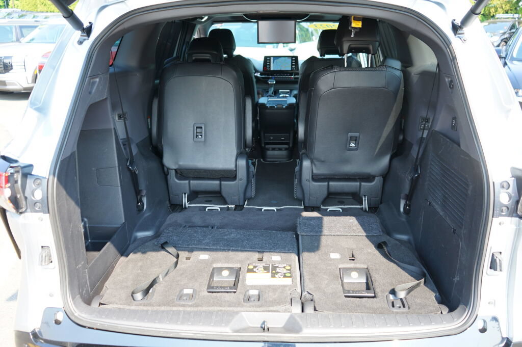 Used 2023 Toyota Sienna XSE AWD/4WD image 32