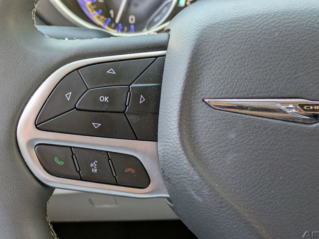 Used 2024 Chrysler Pacifica Touring-L image 20