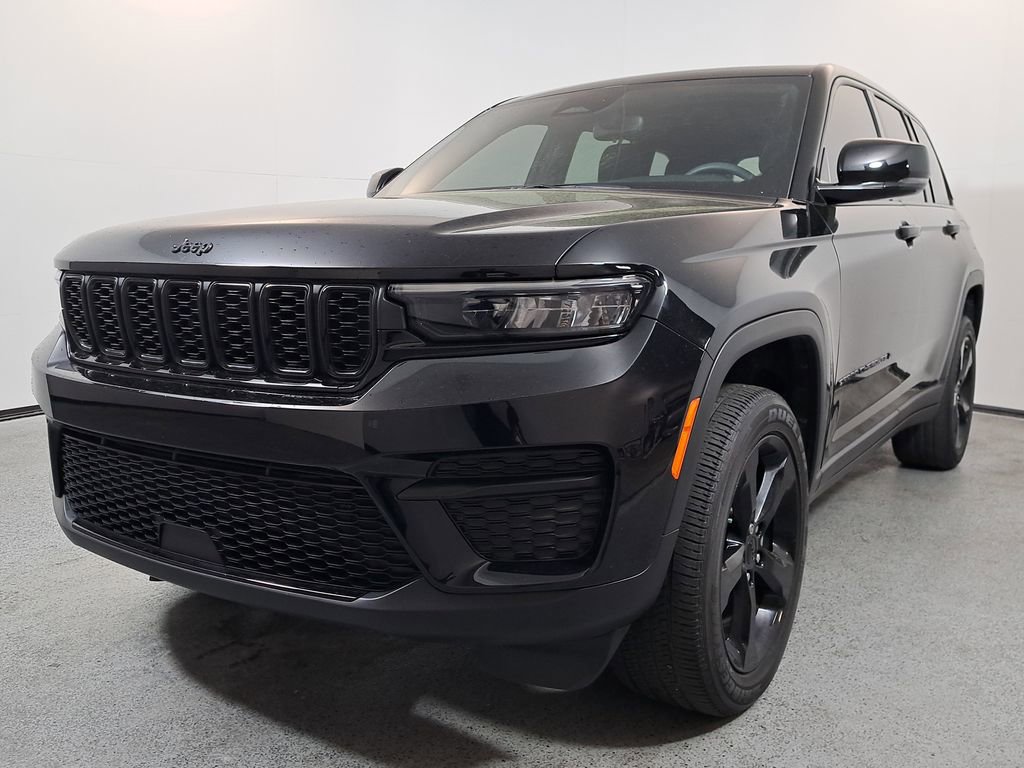 Used 2023 Jeep Grand Cherokee Altitude image 3