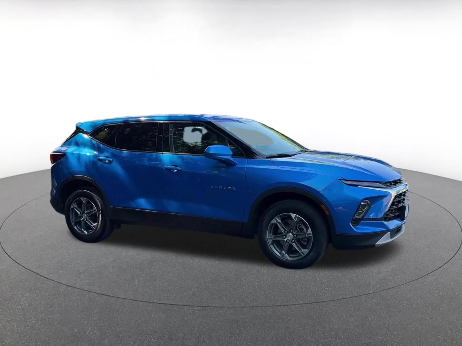 Used 2025 Chevrolet Blazer LT FWD image 2
