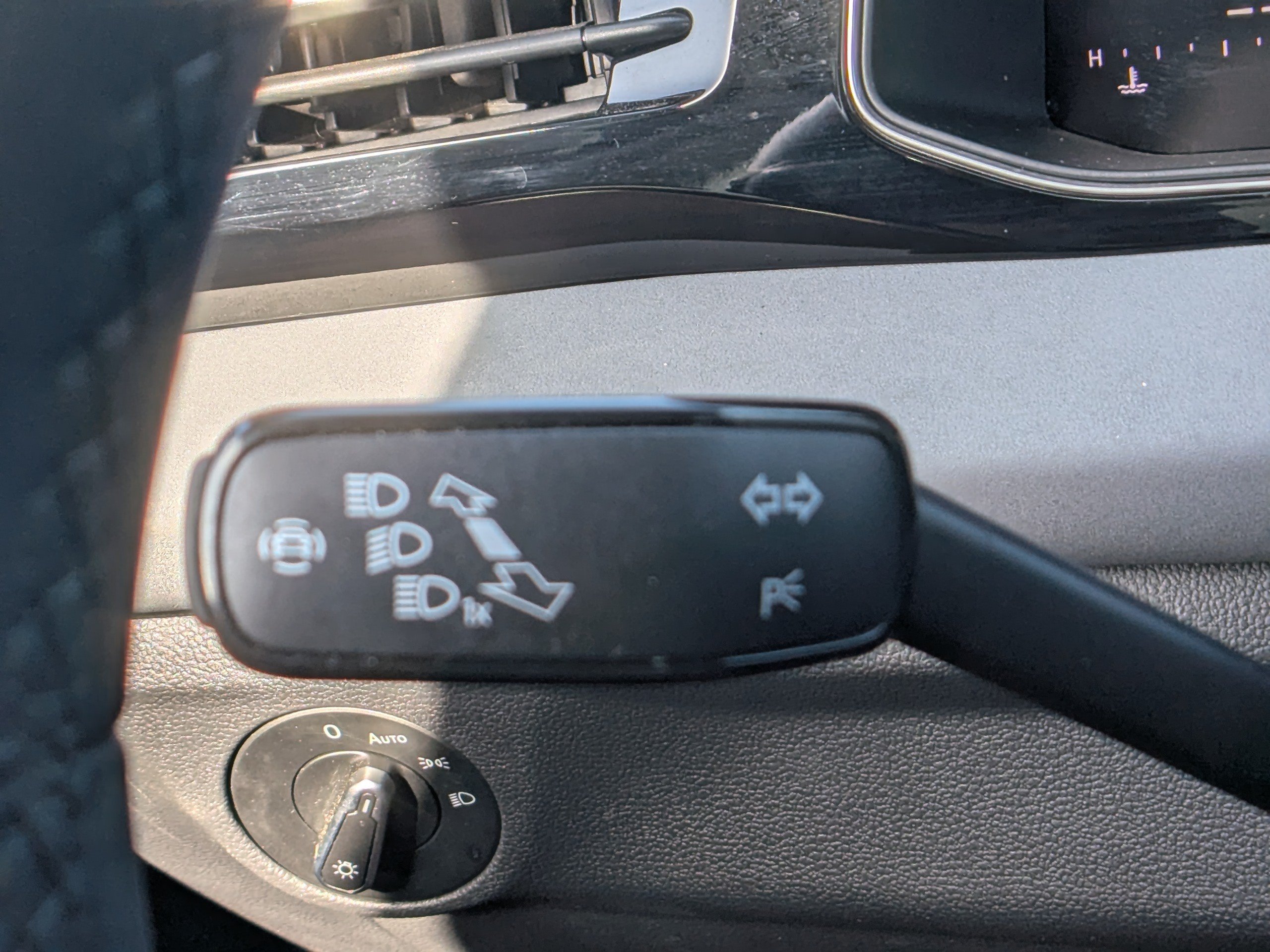 Used 2025 Volkswagen Jetta SE FWD image 28
