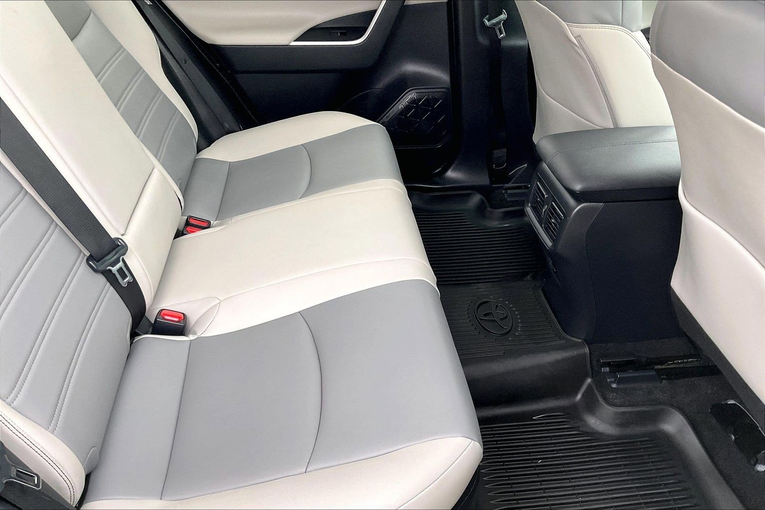 Used 2021 Toyota RAV4 Limited image 18