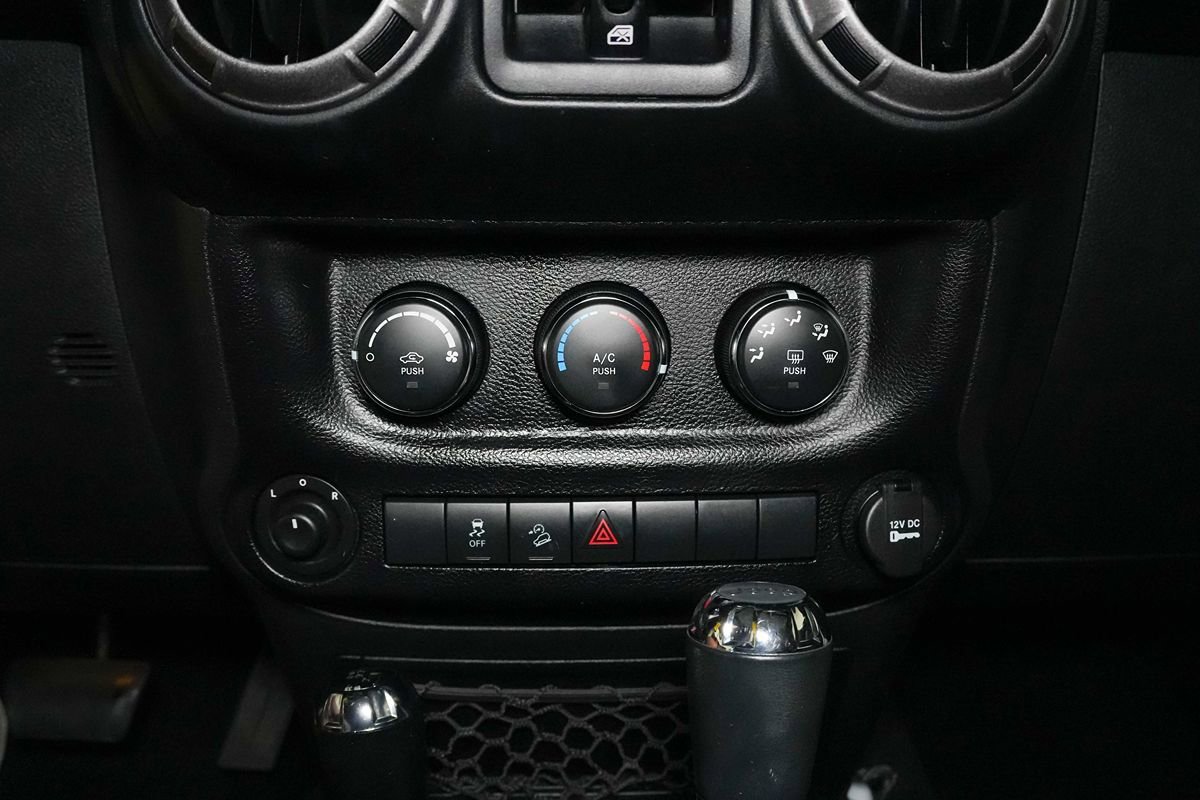 Used 2015 Jeep Wrangler Unlimited Sport w/ Quick Order Package 24S AWD/4WD image 17
