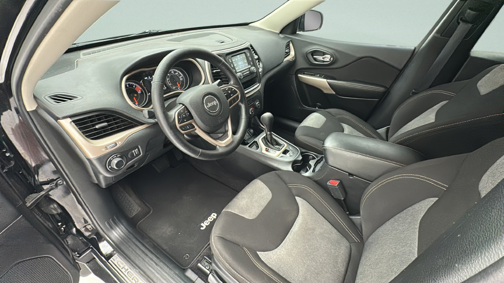 Used 2017 Jeep Cherokee Sport FWD image 11