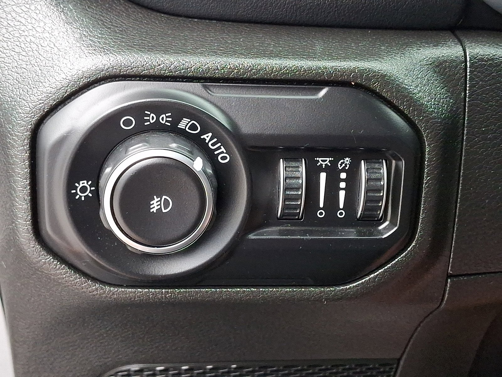 Used 2018 Jeep Wrangler Unlimited Sahara AWD/4WD image 26