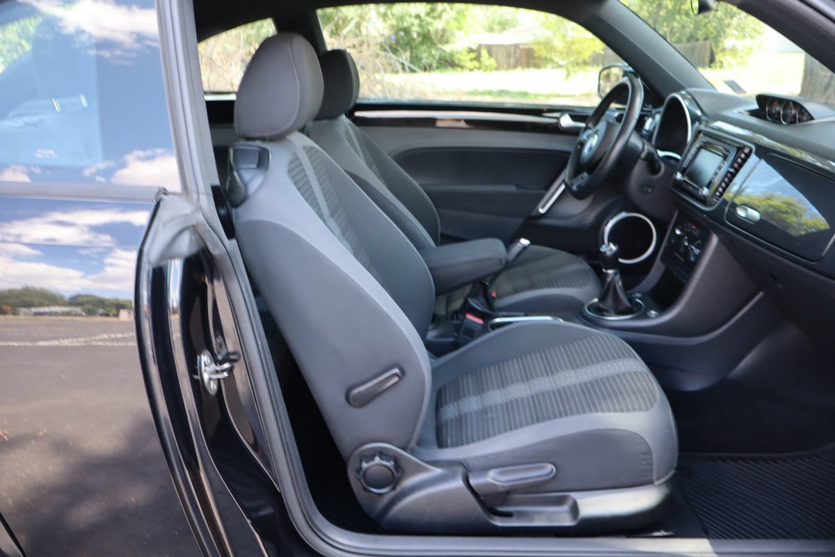 Used 2013 Volkswagen Beetle 2.0T FWD image 22