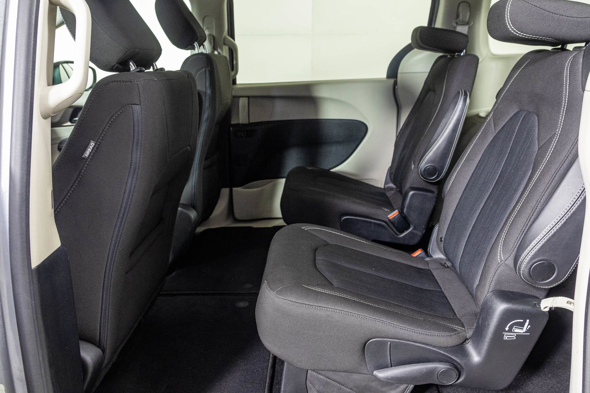 Used 2020 Chrysler Voyager LX FWD image 36