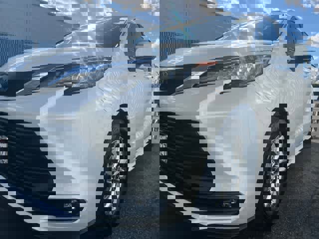 Used 2025 Toyota Sienna XLE w/ XLE Plus Package image 9