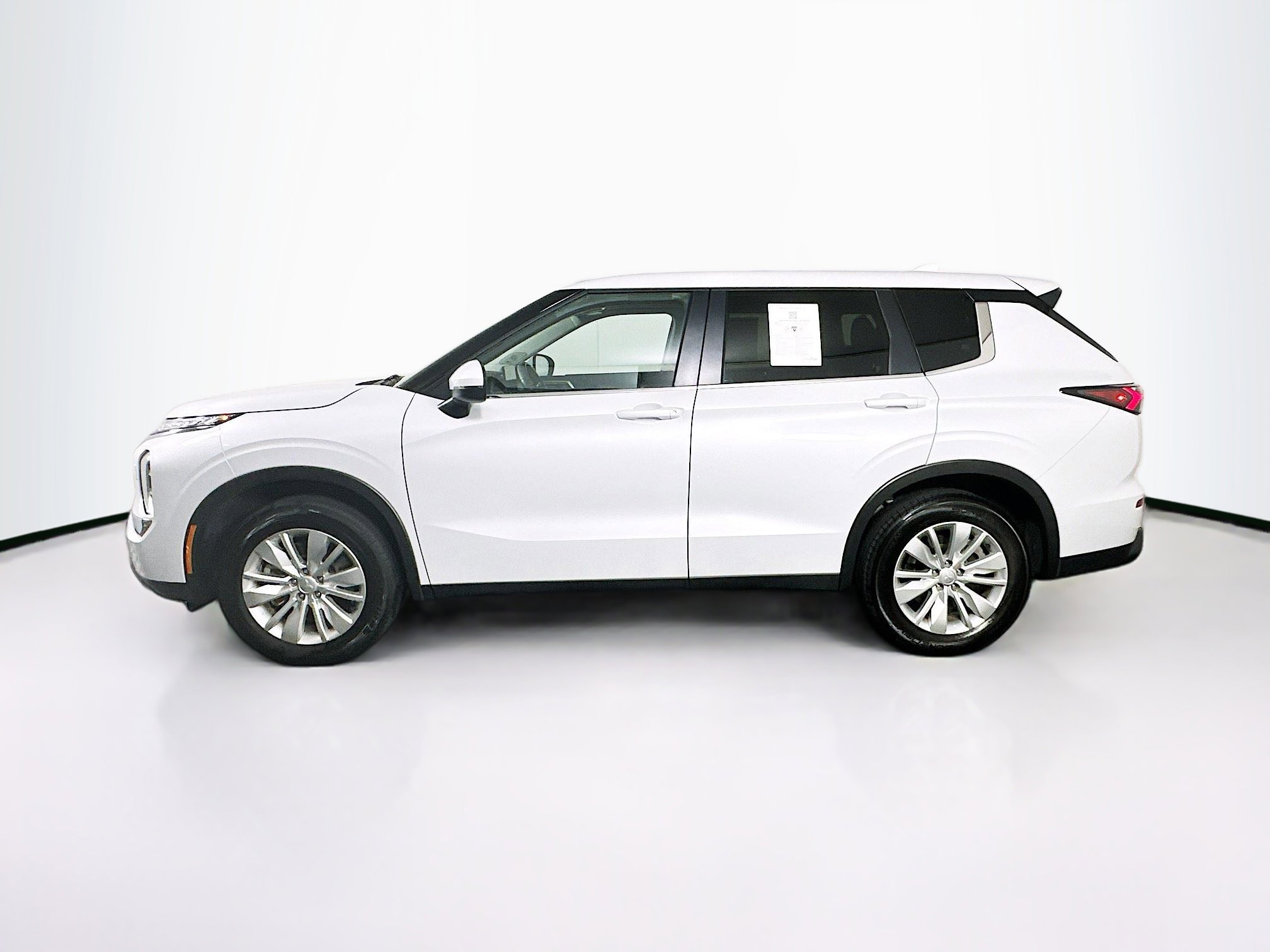 Used 2025 Mitsubishi Outlander ES AWD/4WD image 4