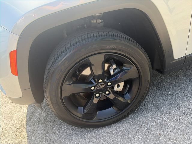Used 2023 Jeep Grand Cherokee Altitude AWD/4WD image 9