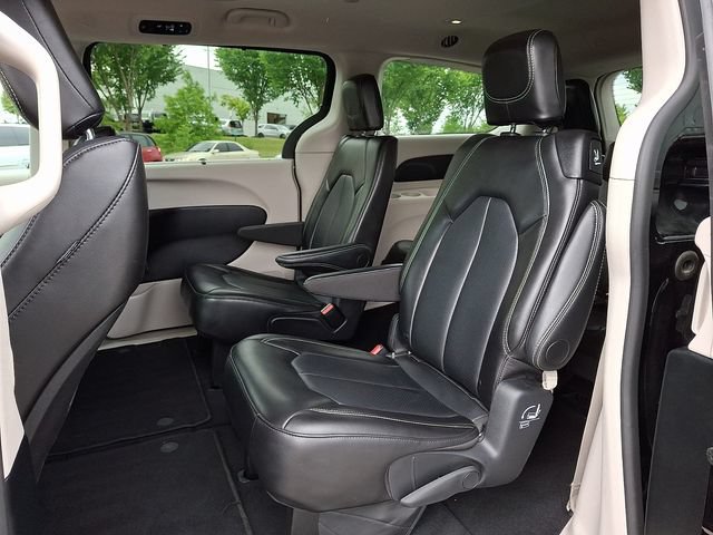Used 2024 Chrysler Pacifica Touring-L FWD image 10