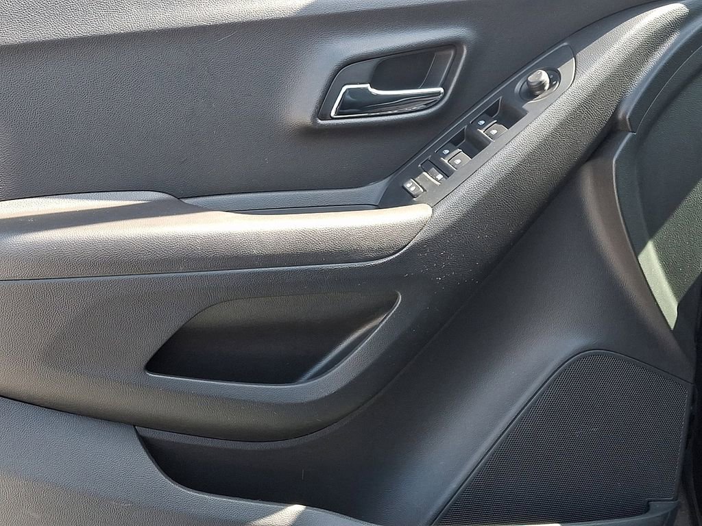 Used 2020 Chevrolet Trax LT w/ LT Convenience Package image 14