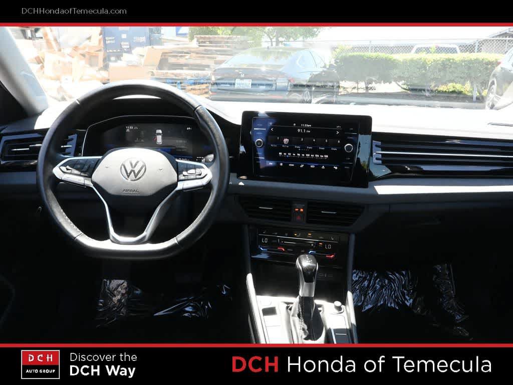 Used 2025 Volkswagen Jetta SE FWD image 8