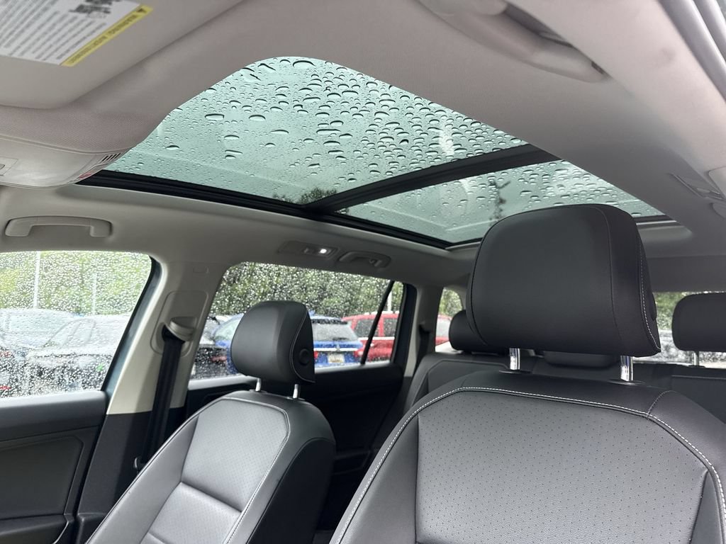 Used 2021 Volkswagen Tiguan SE w/ Panoramic Sunroof Package AWD/4WD image 16