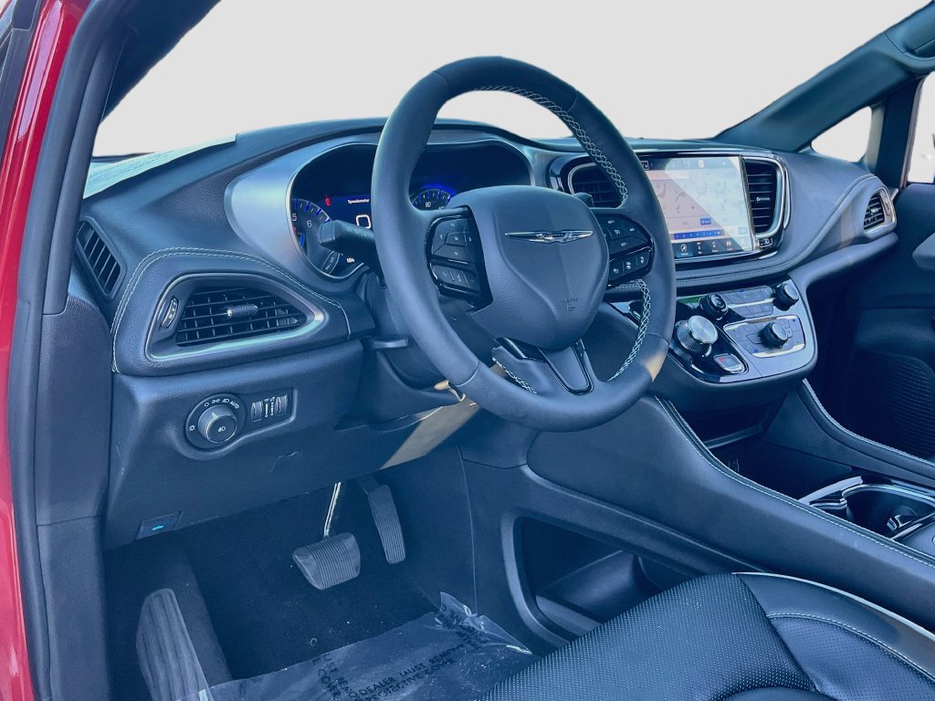Used 2025 Chrysler Pacifica Limited FWD image 9