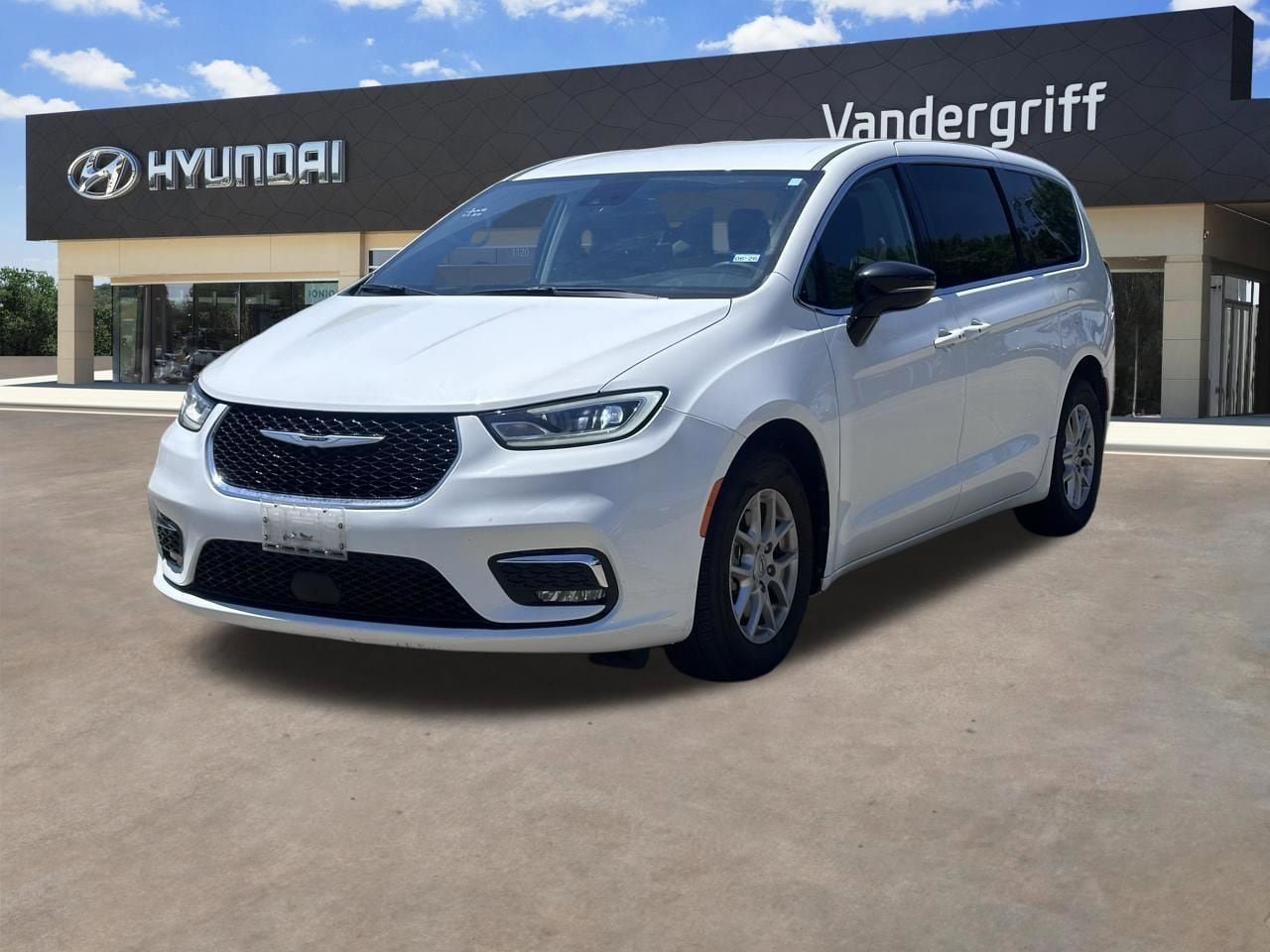 Used 2024 Chrysler Pacifica Touring-L FWD image 4