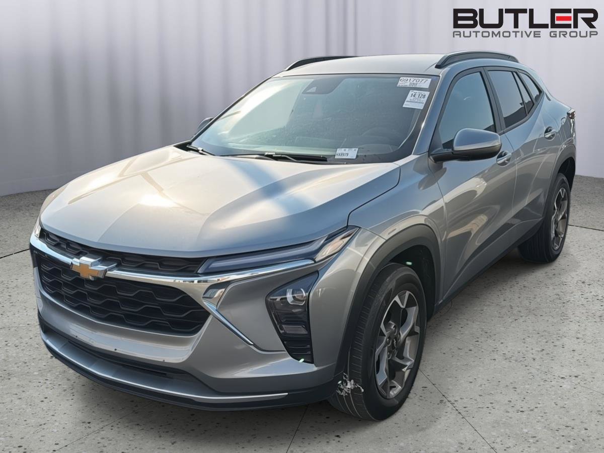 Used 2025 Chevrolet Trax LT FWD image 2
