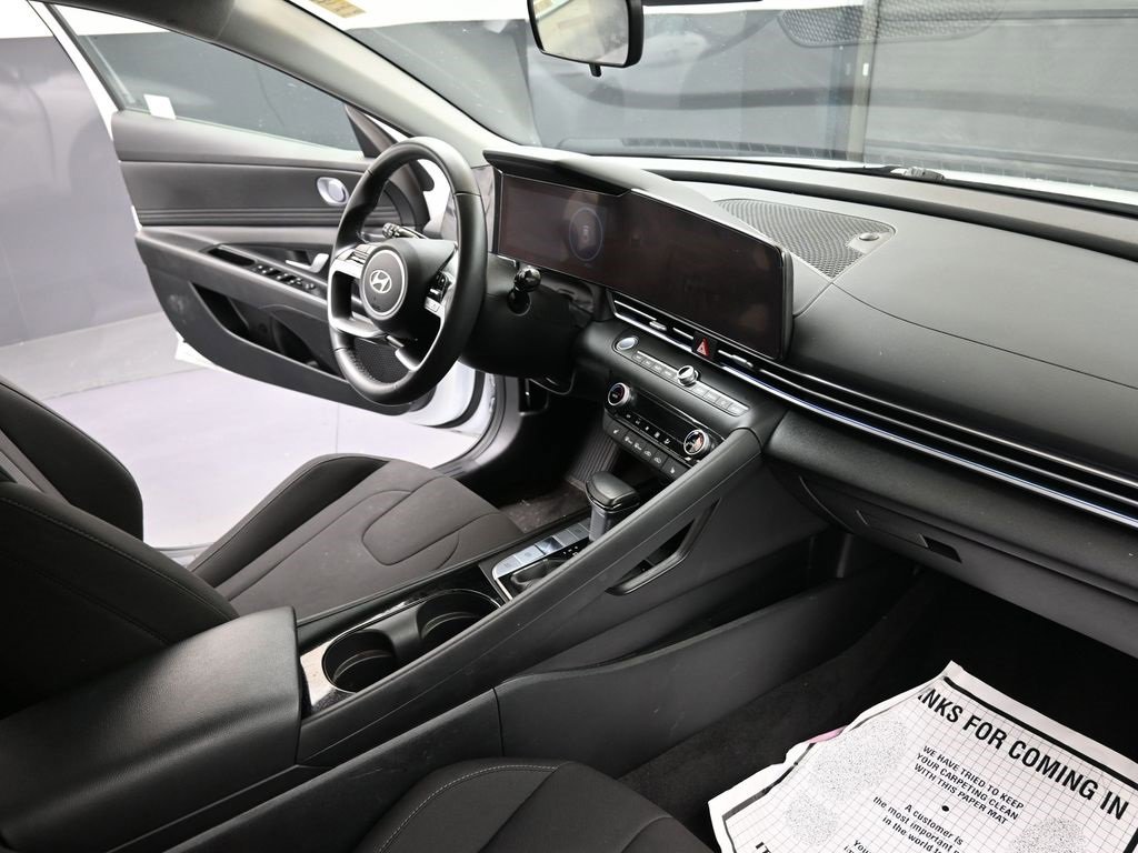 Certified 2025 Hyundai Elantra SEL w/ Cargo Package image 12