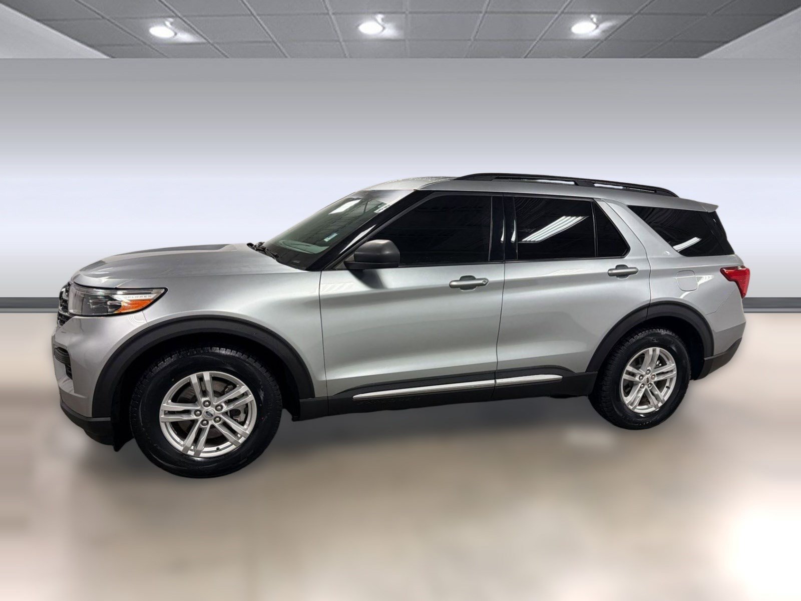 Used 2024 Ford Explorer XLT RWD image 2