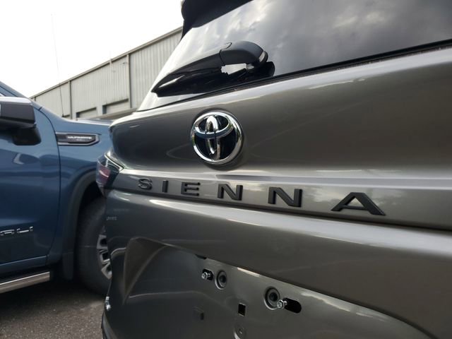 Used 2026 Toyota Sienna XLE FWD image 6