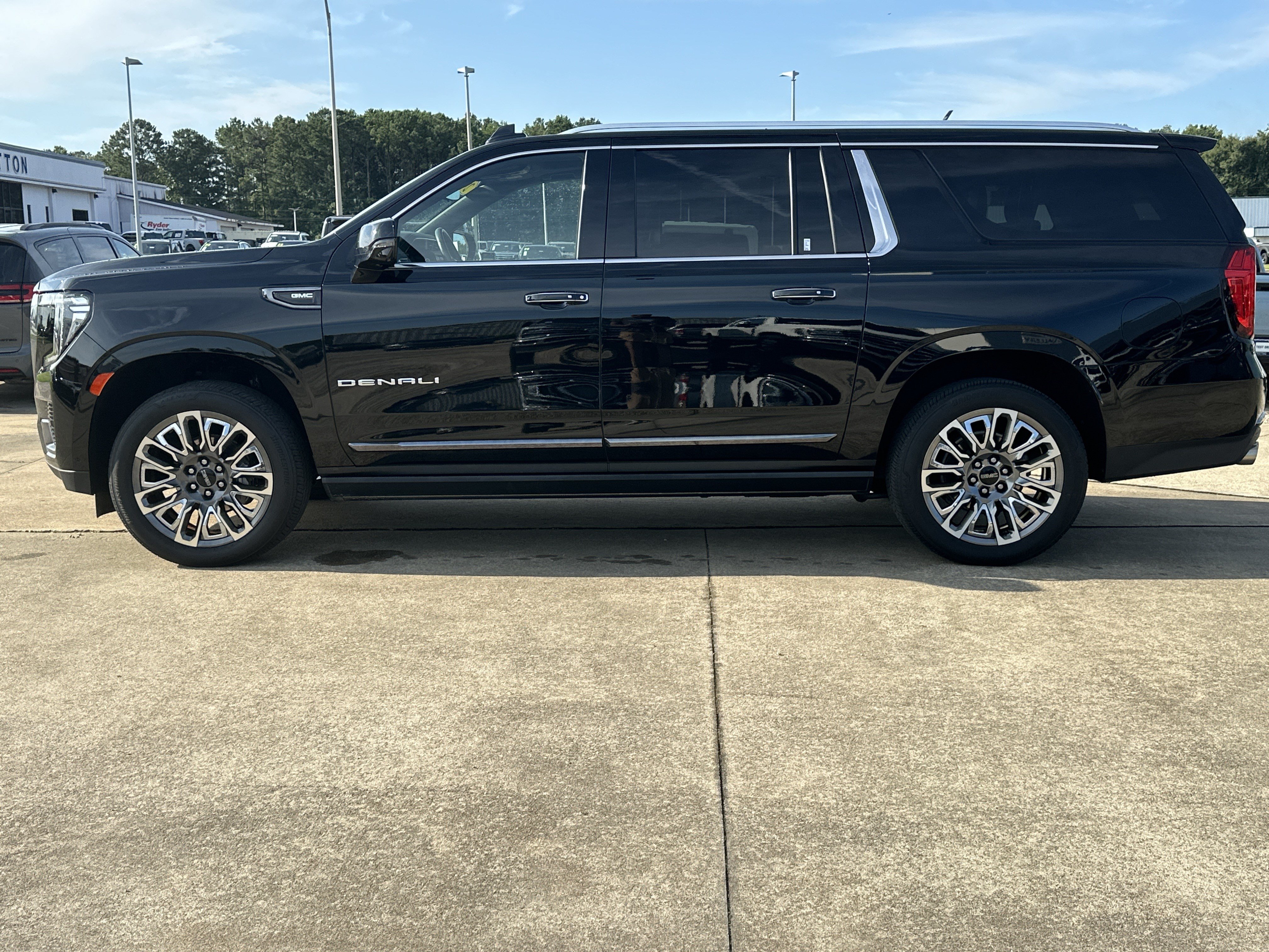 Certified 2023 GMC Yukon XL Denali Ultimate AWD/4WD image 9