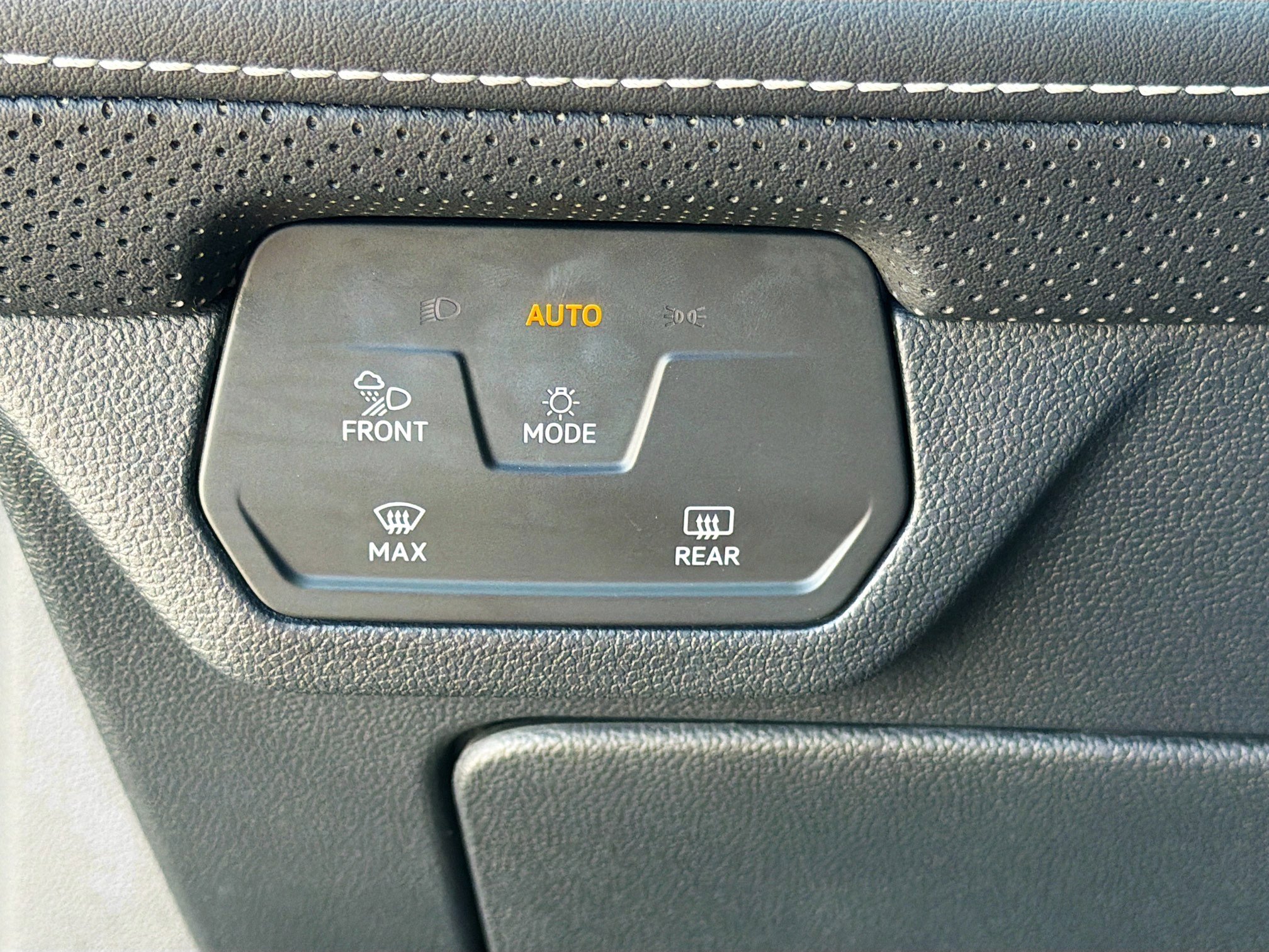 Used 2024 Volkswagen Atlas SE image 35