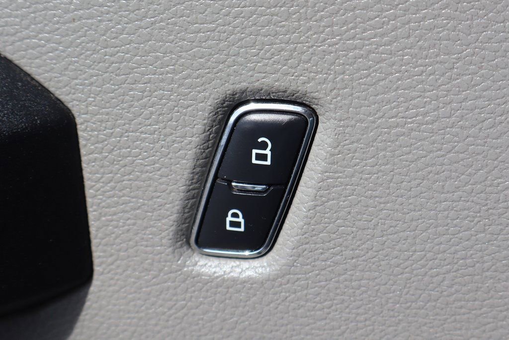 Used 2017 Ford F550 2WD Crew Cab Super Duty image 16