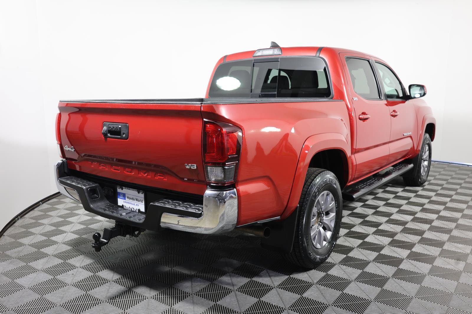 Used 2018 Toyota Tacoma SR5 AWD/4WD image 5