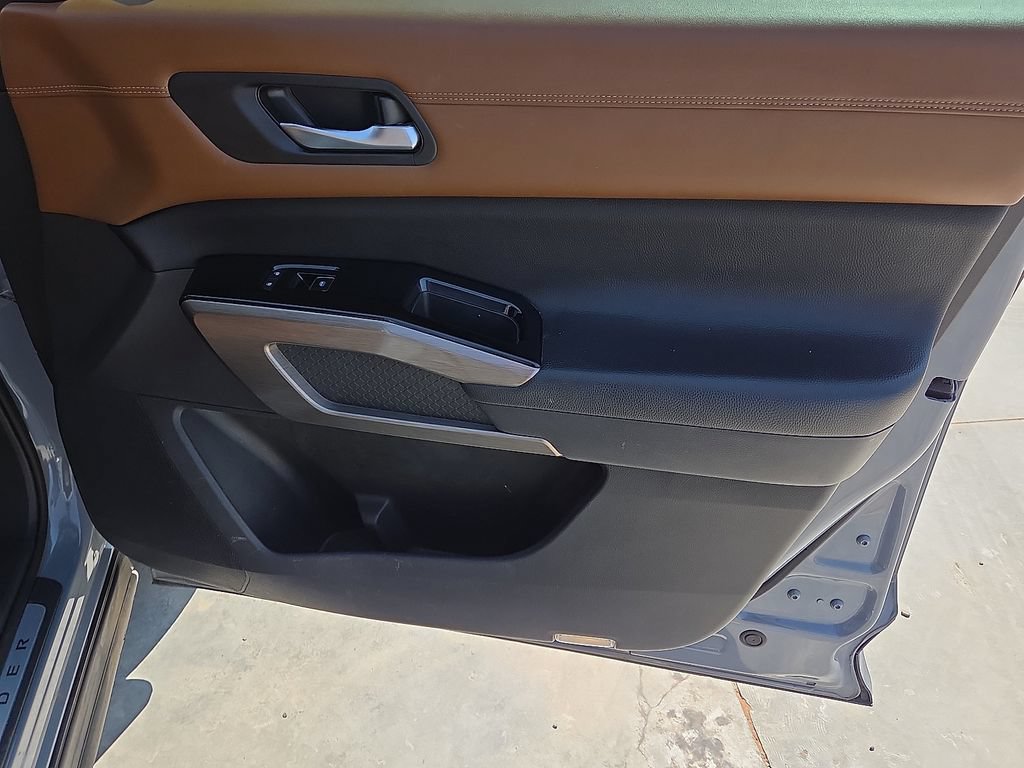 Used 2022 Nissan Pathfinder Platinum w/ Cargo Package FWD image 13