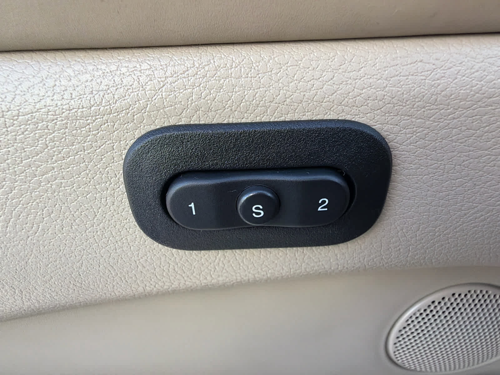 Used 2020 Jeep Grand Cherokee Overland AWD/4WD image 17