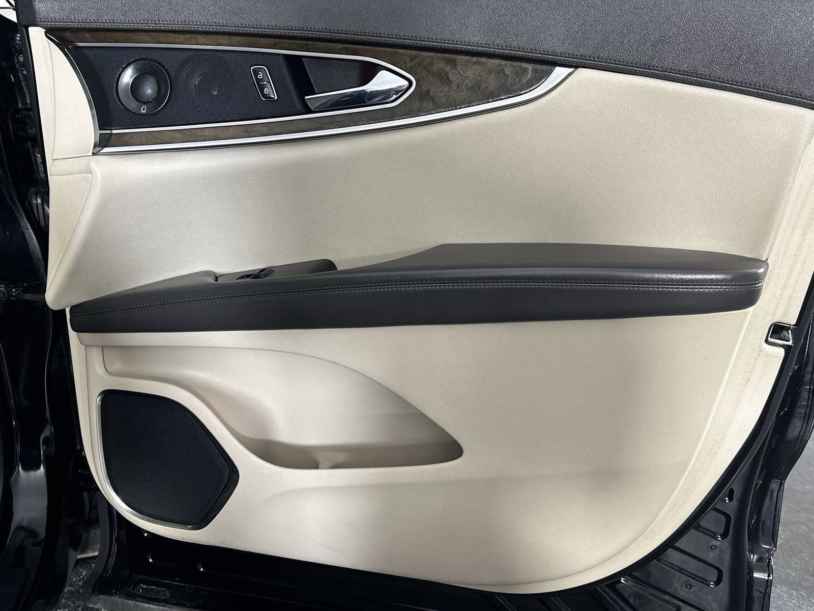 Used 2019 Lincoln Nautilus Reserve image 31