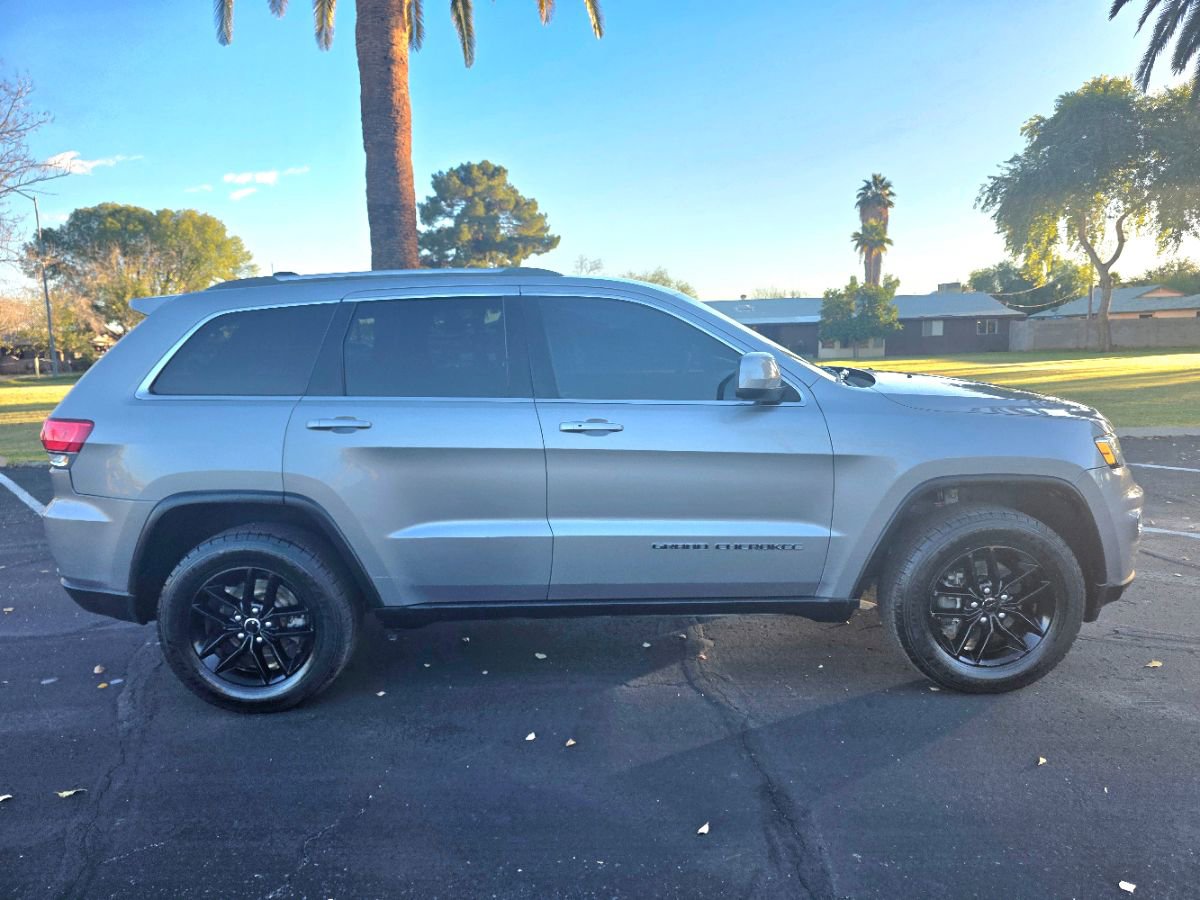 Used 2018 Jeep Grand Cherokee Laredo image 3