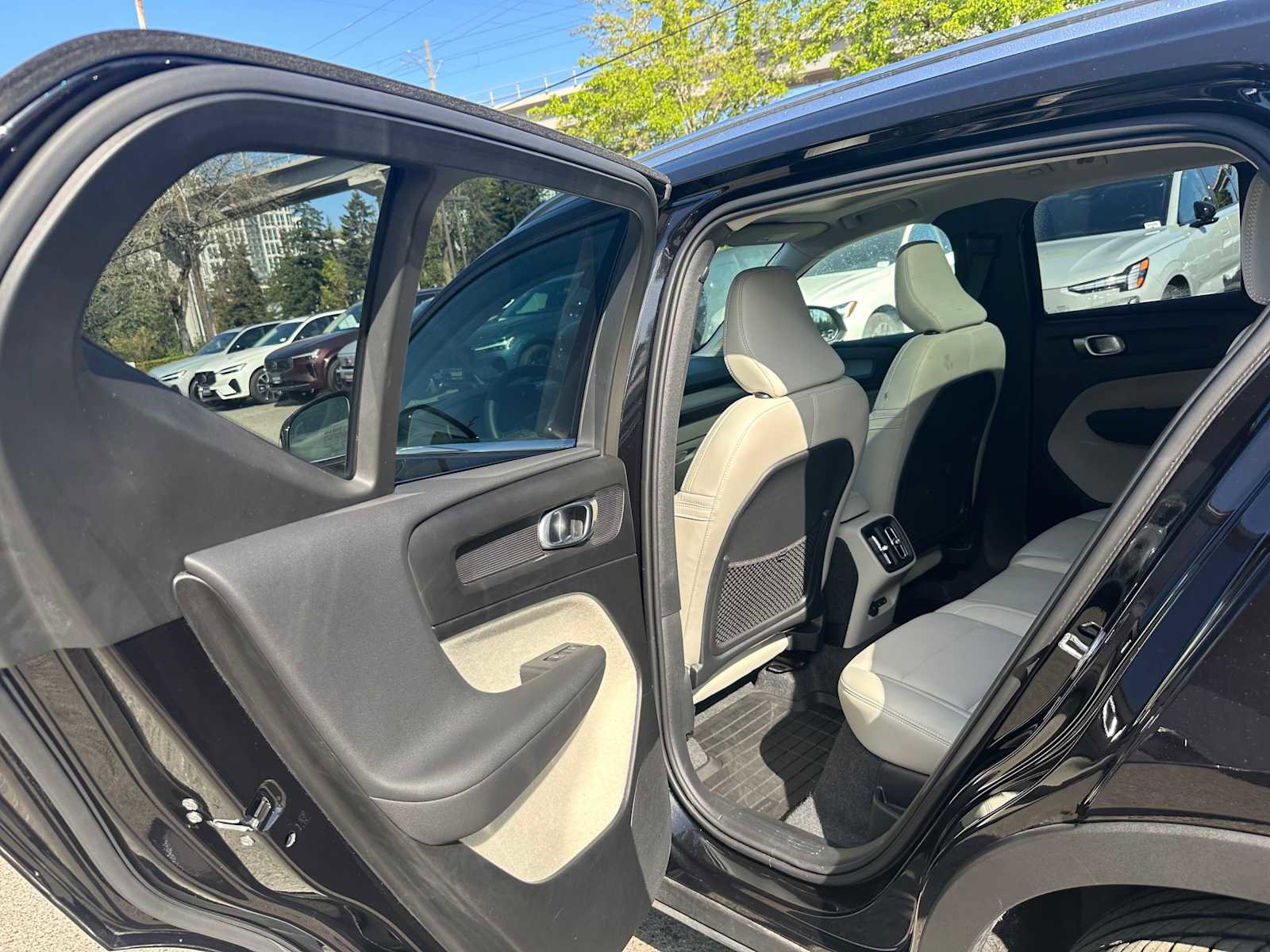 Used 2025 Volvo XC40 B5 Plus w/ Protection Package Premier AWD/4WD image 16