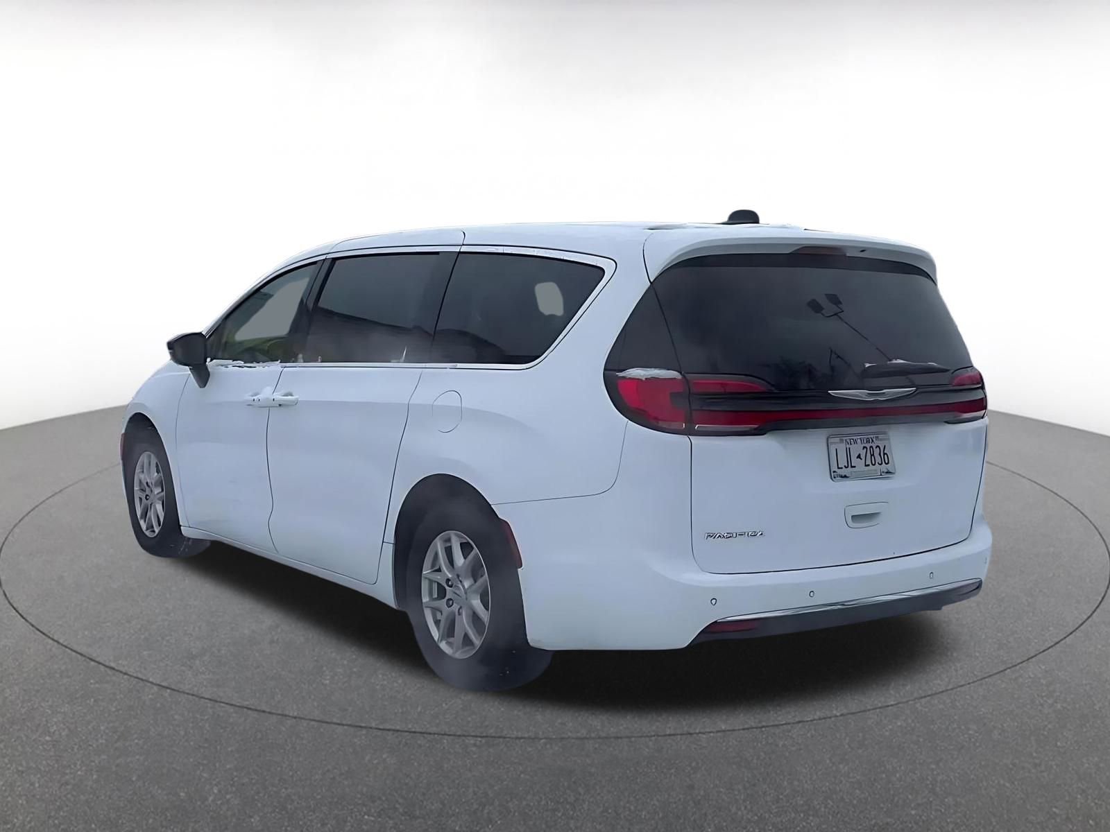 Used 2024 Chrysler Pacifica Touring-L image 10