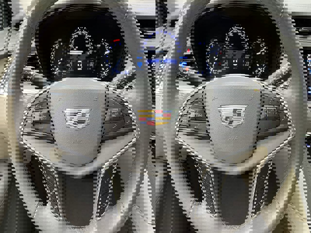 Used 2018 Cadillac XT5 Luxury w/ Driver Awareness Package image 15