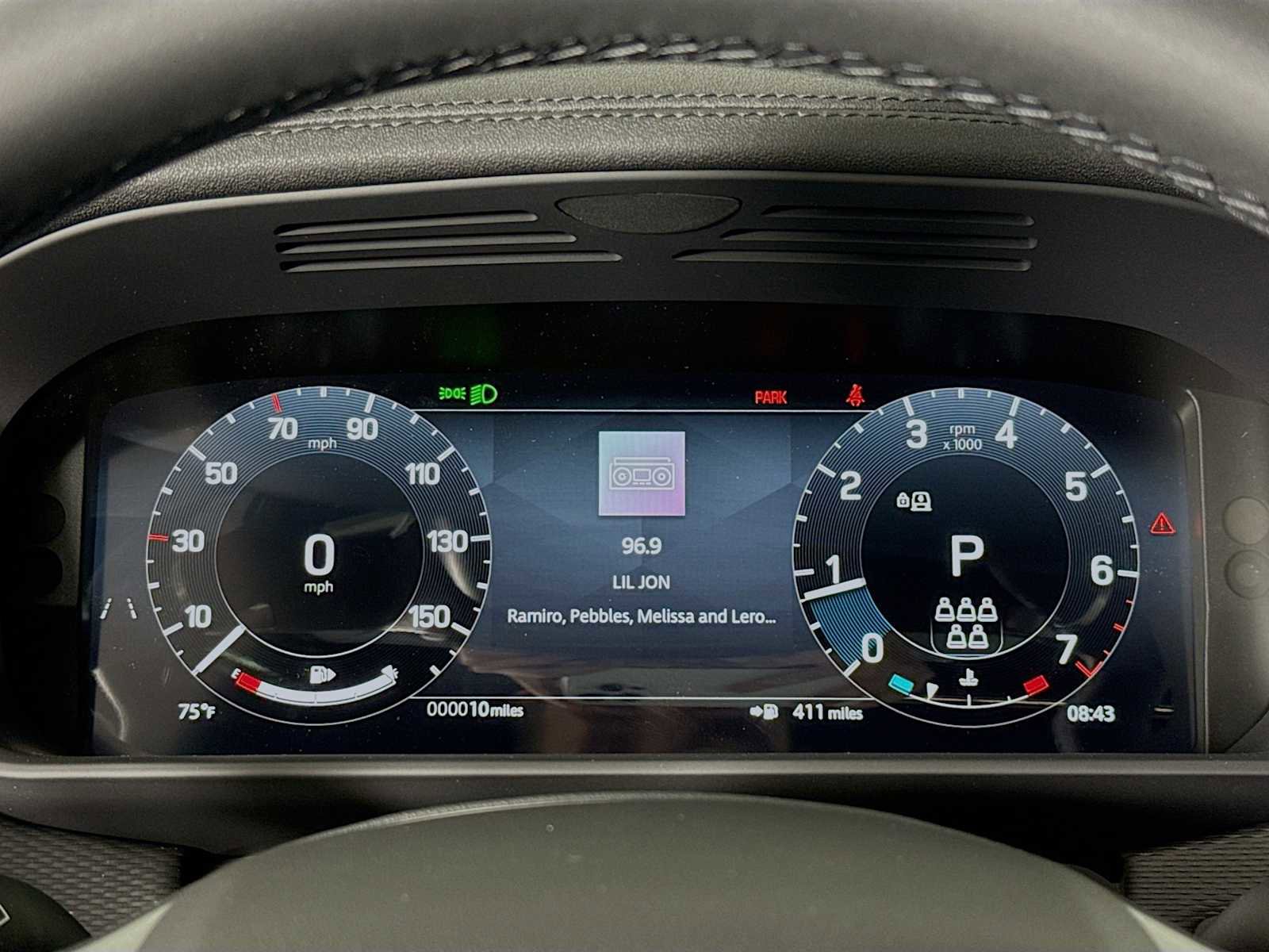 New 2025 Land Rover Discovery Dynamic SE image 13