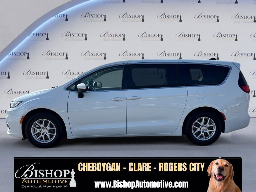 Used 2023 Chrysler Pacifica Touring-L FWD image 16