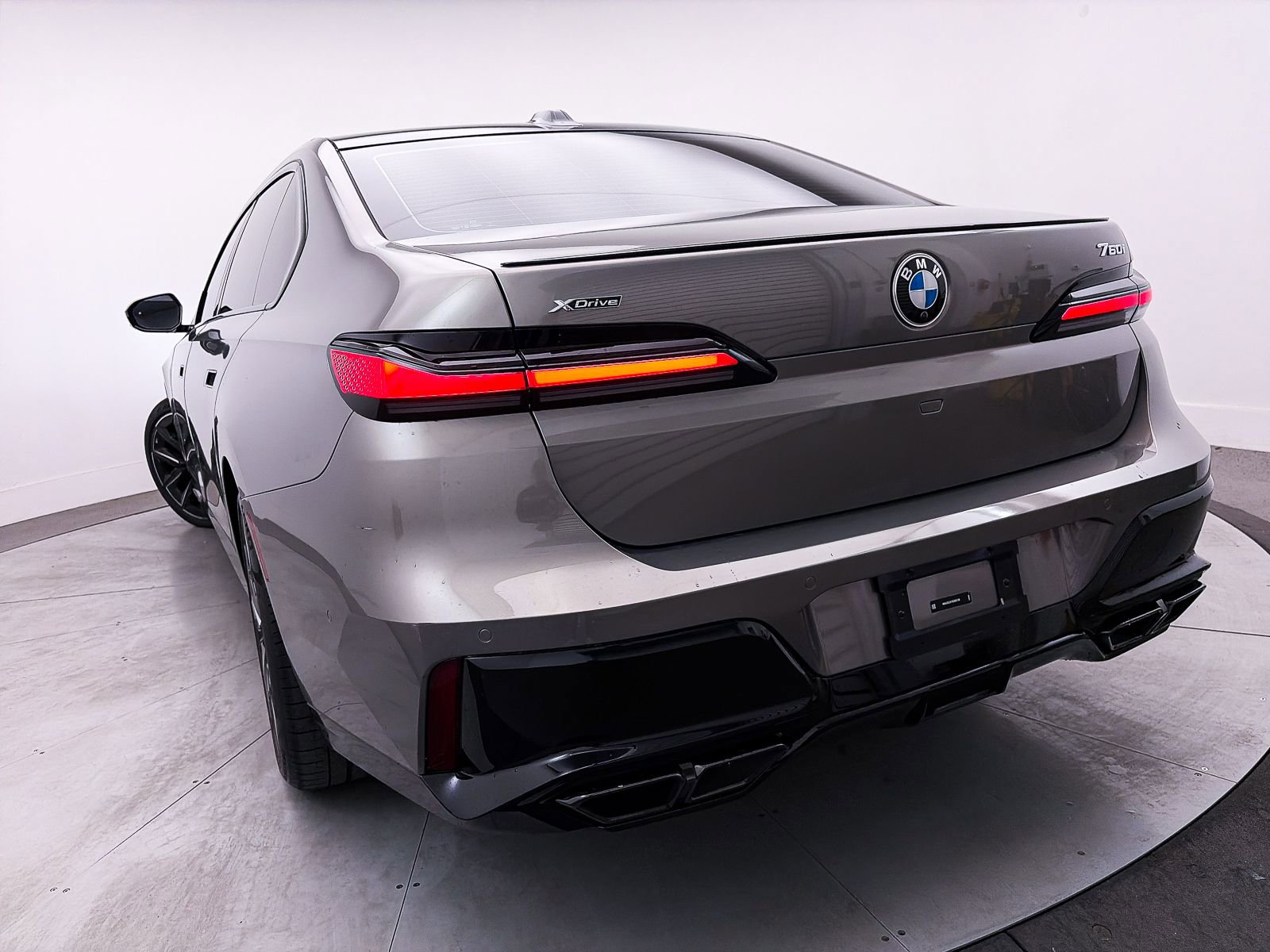 Used 2024 BMW 760i xDrive AWD/4WD image 11