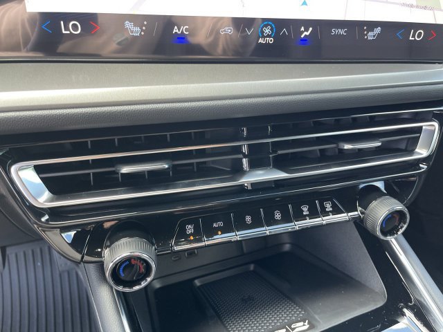New 2026 Chevrolet Traverse LT w/ Sun and Wheel Package AWD/4WD image 19