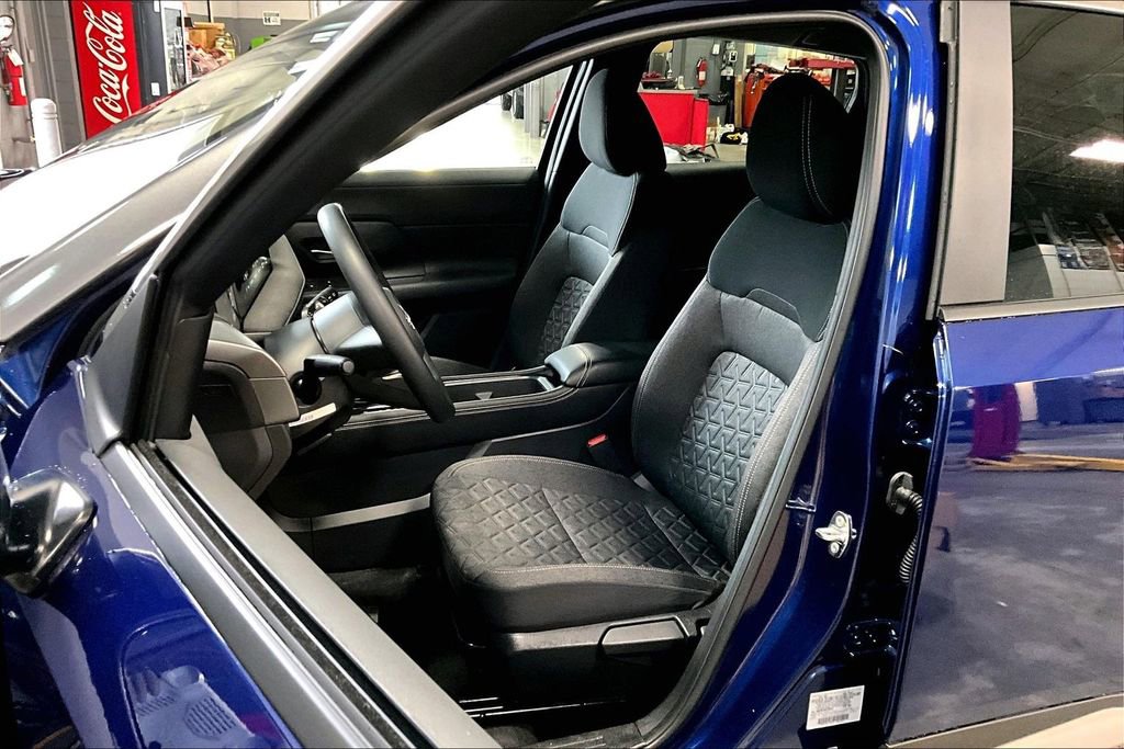 Certified 2025 Nissan Kicks SV image 18