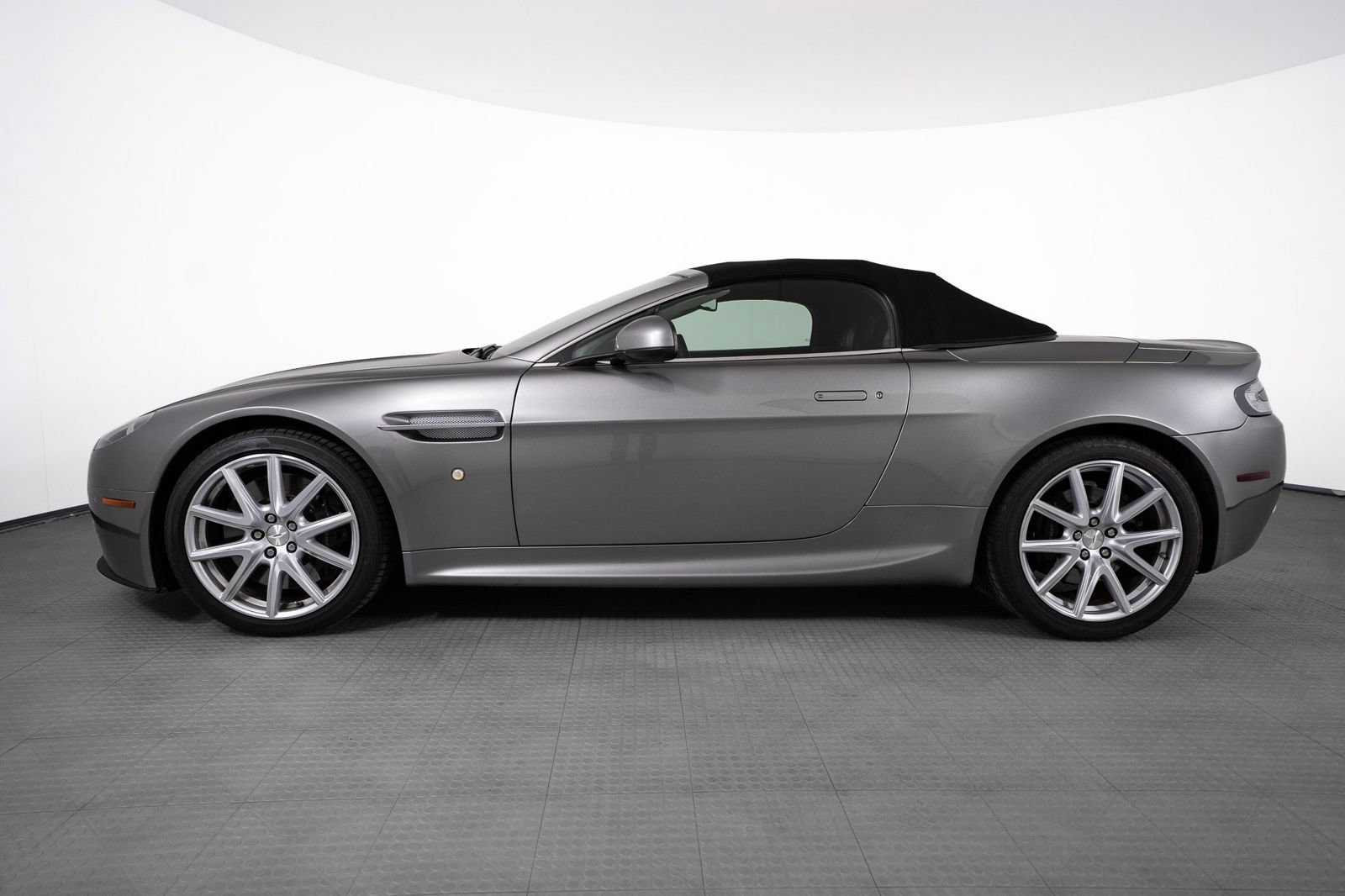Used 2012 Aston Martin V8 Vantage Roadster RWD image 44