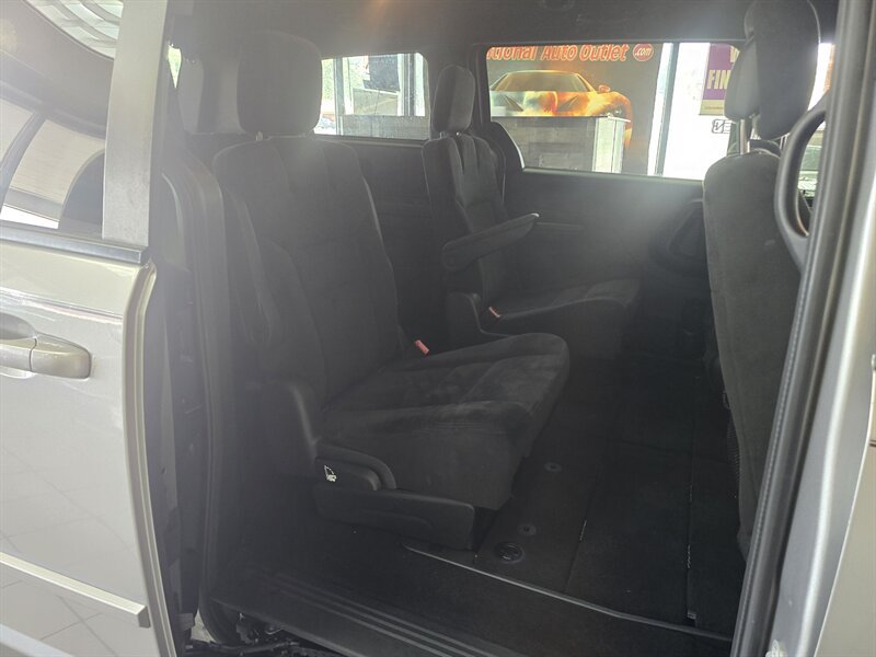 Used 2017 Dodge Grand Caravan SE FWD image 16