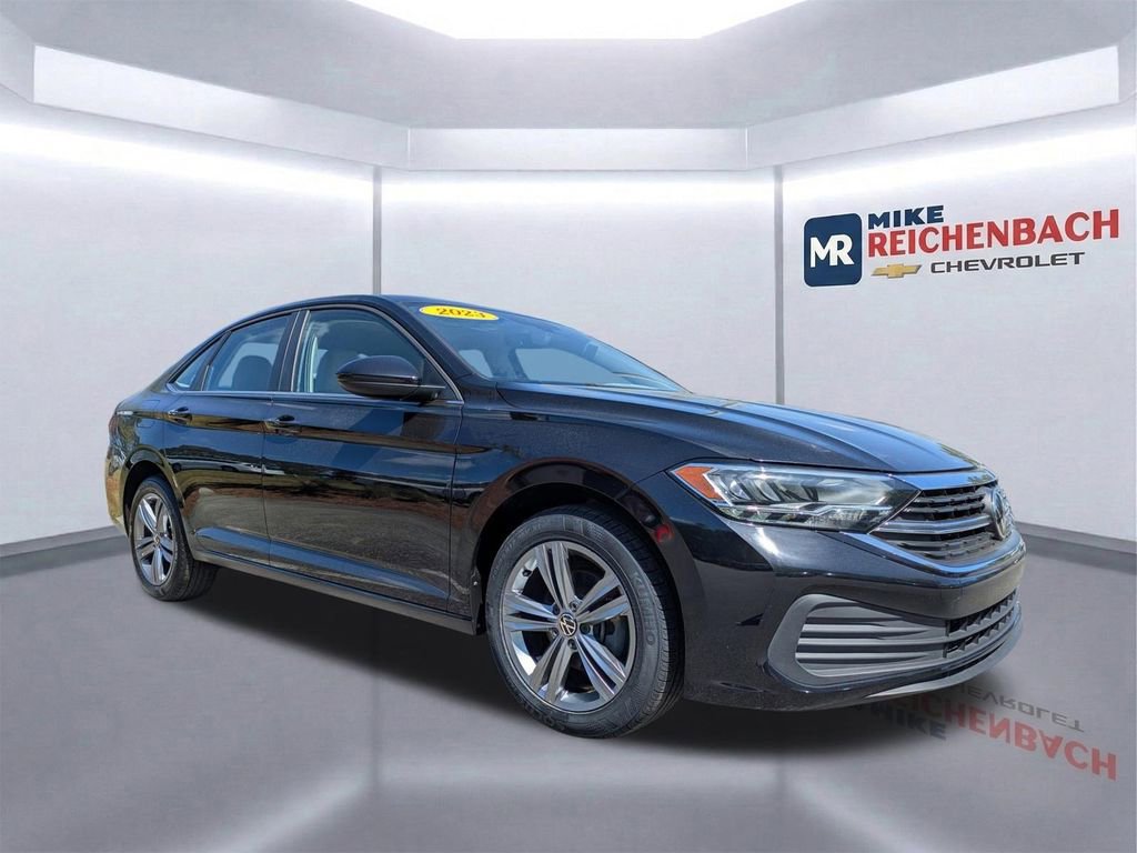 Used 2023 Volkswagen Jetta SE FWD image 2