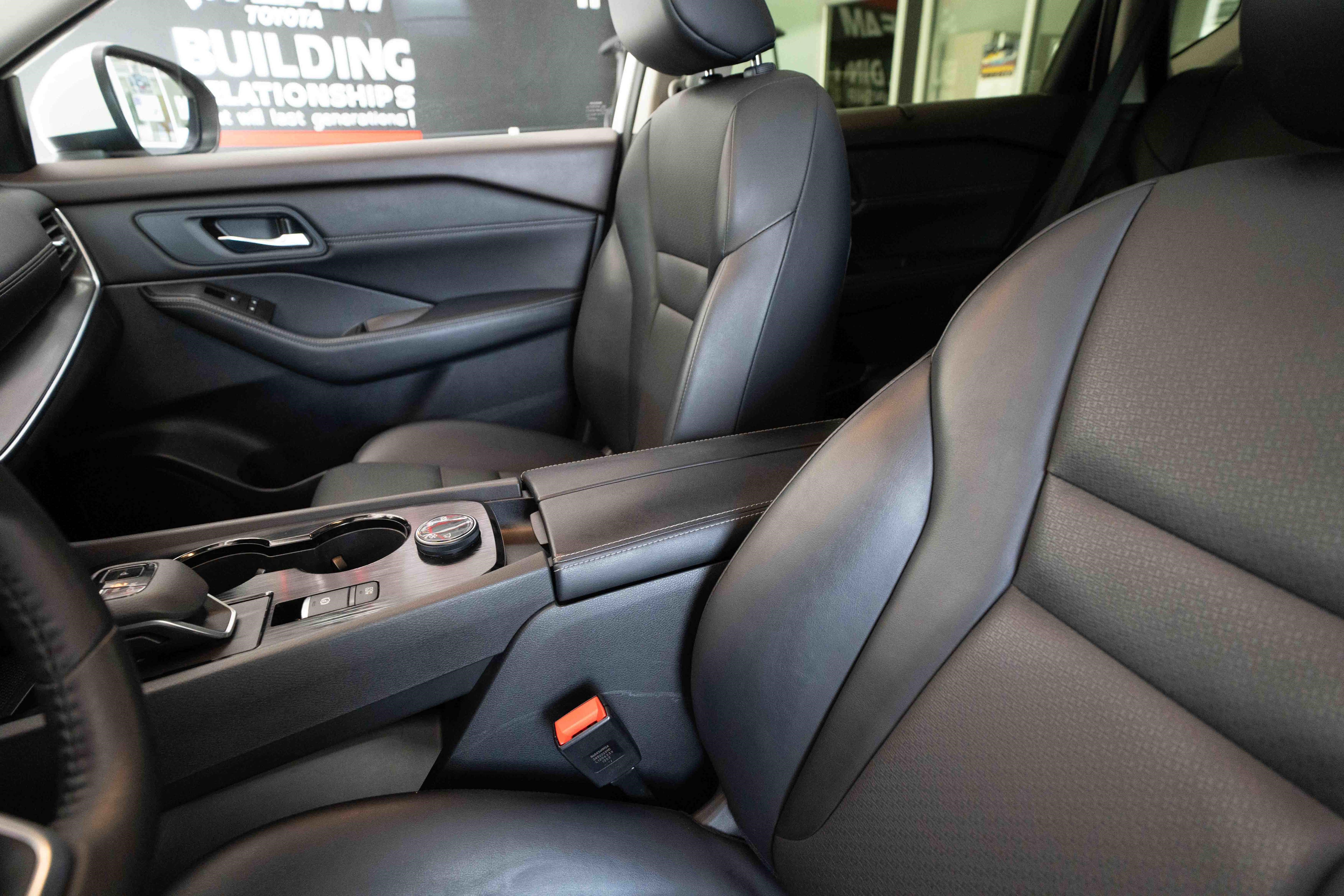 Used 2023 Nissan Rogue SV w/ SV Premium B Package AWD/4WD image 10