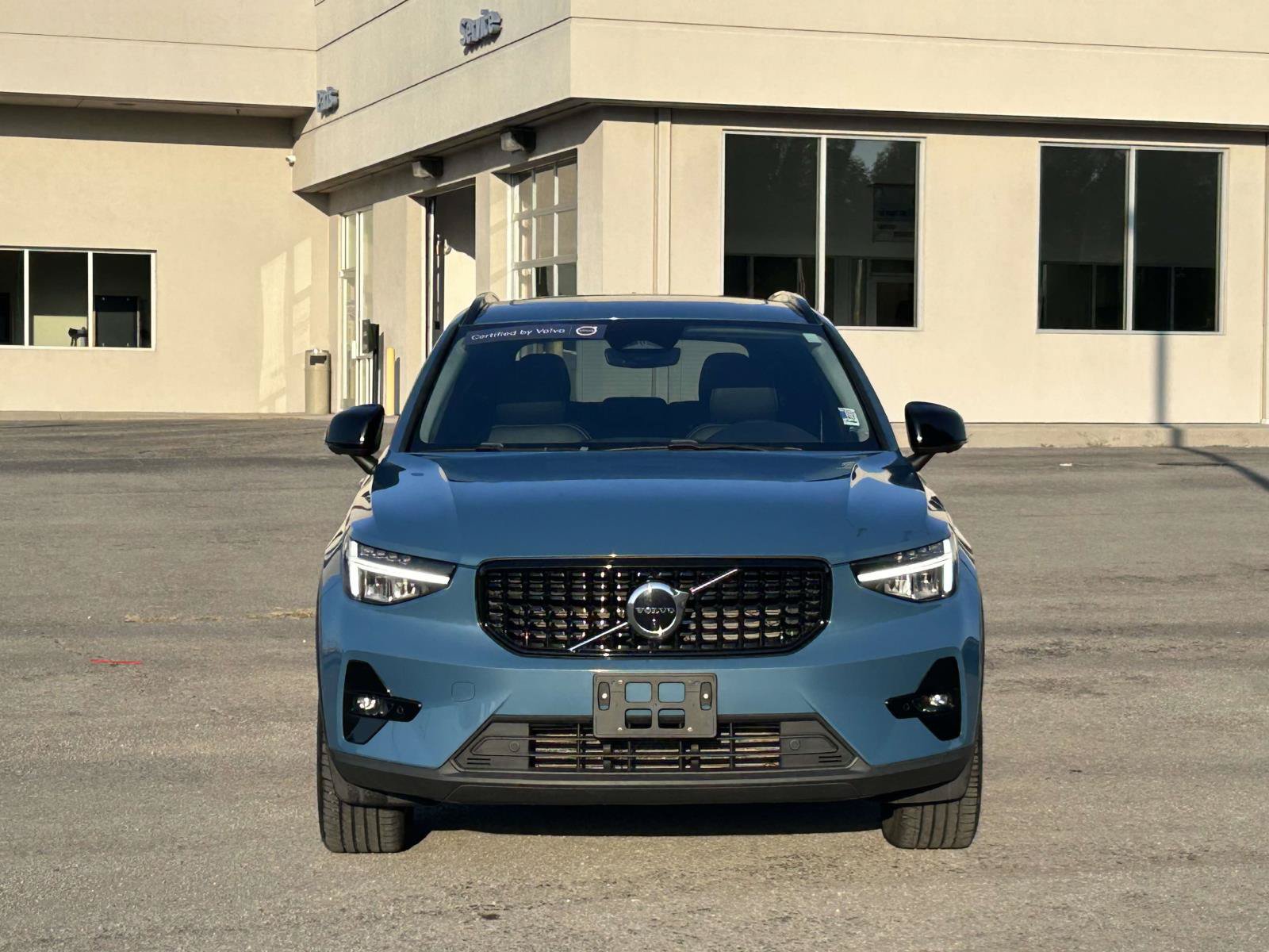 Certified 2023 Volvo XC40 B4 Ultimate FWD image 2