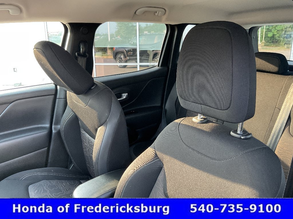 Used 2023 Jeep Renegade Latitude AWD/4WD image 28