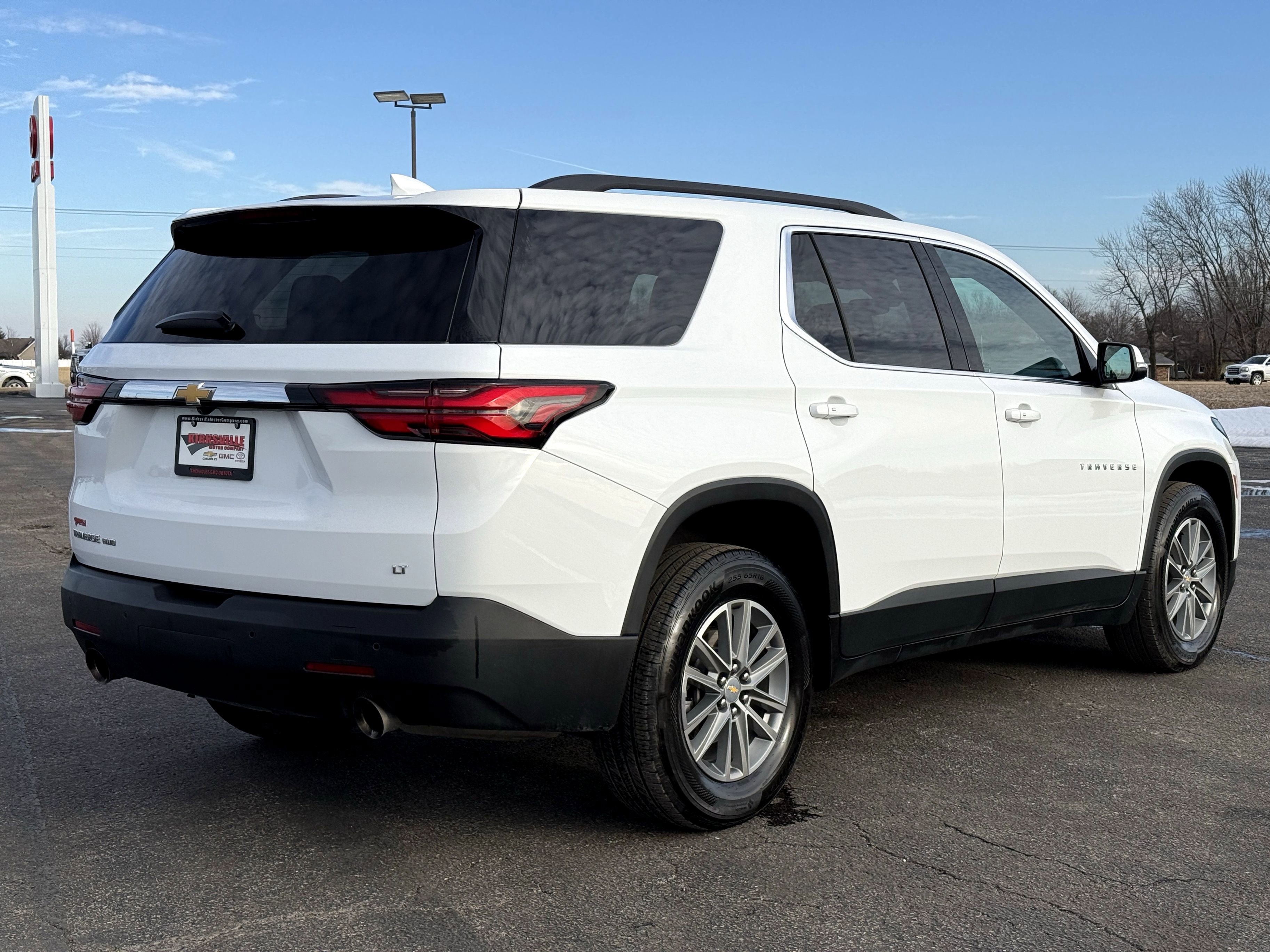 Used 2022 Chevrolet Traverse LT image 3