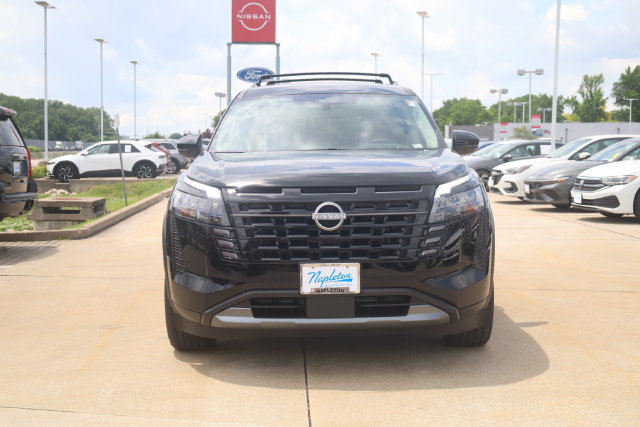 Certified 2026 Nissan Pathfinder Platinum w/ Cargo Package AWD/4WD image 3